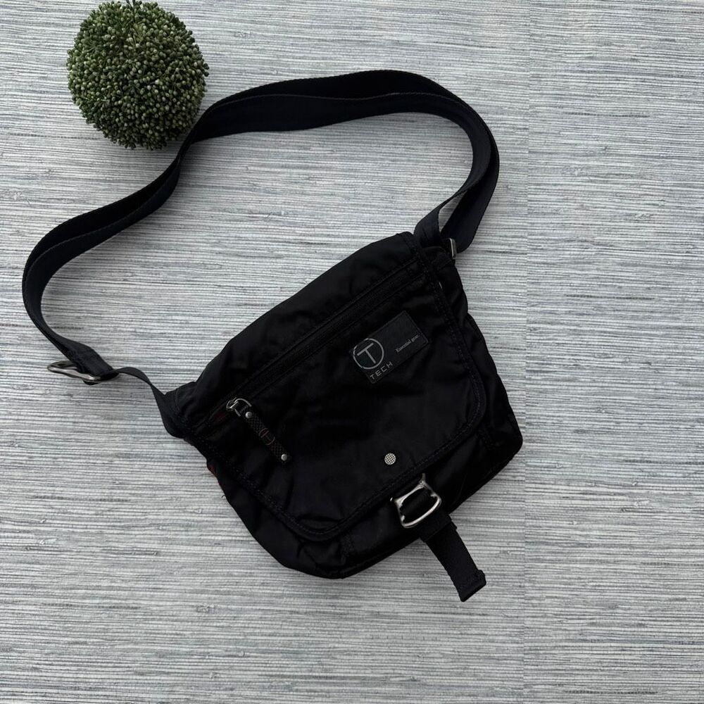 T-Tech by Tumi Black Nylon Small Crossbody Travel Messenger Bag 57501D